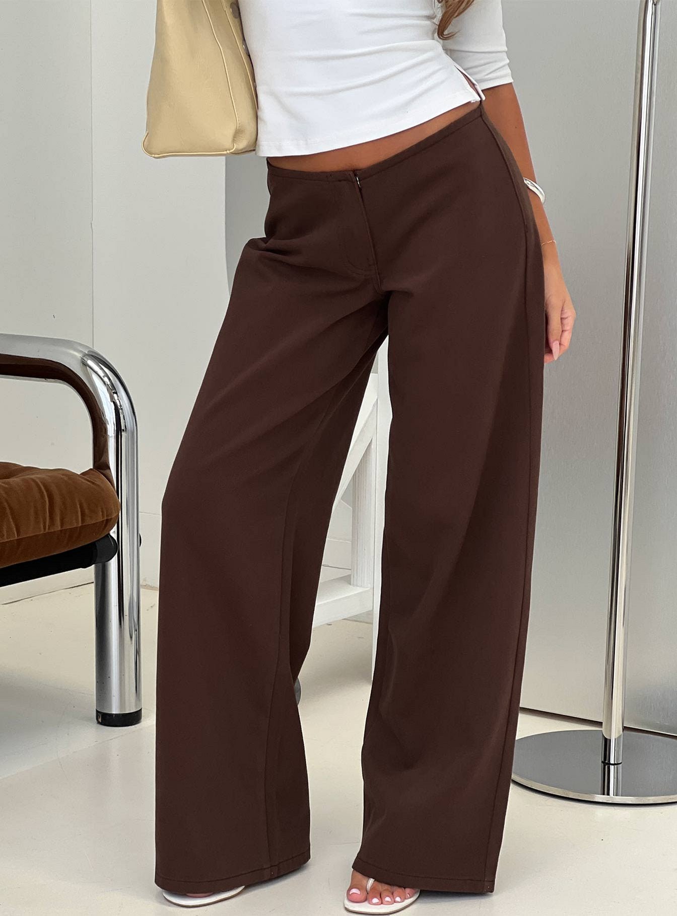 0-modelinfo-paris-us2_8963a862-d460-4934-9af3-351e0cd1b909 Hereos Mid Rise Baggy Leg Jeans Washed Chocolate - Image 1